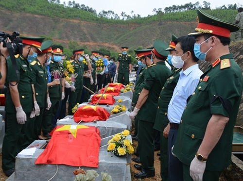 Hà Tĩnh: Truy điệu và an táng 11 hài cốt liệt sĩ quân tình nguyện, chuyên gia Việt Nam hy sinh tại Lào